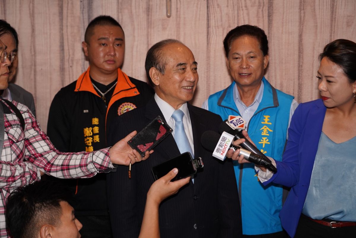 媒體問王金平是否可能脫黨參選，王說他是在整合地方資源。 (圖/王金平辦公室提供)