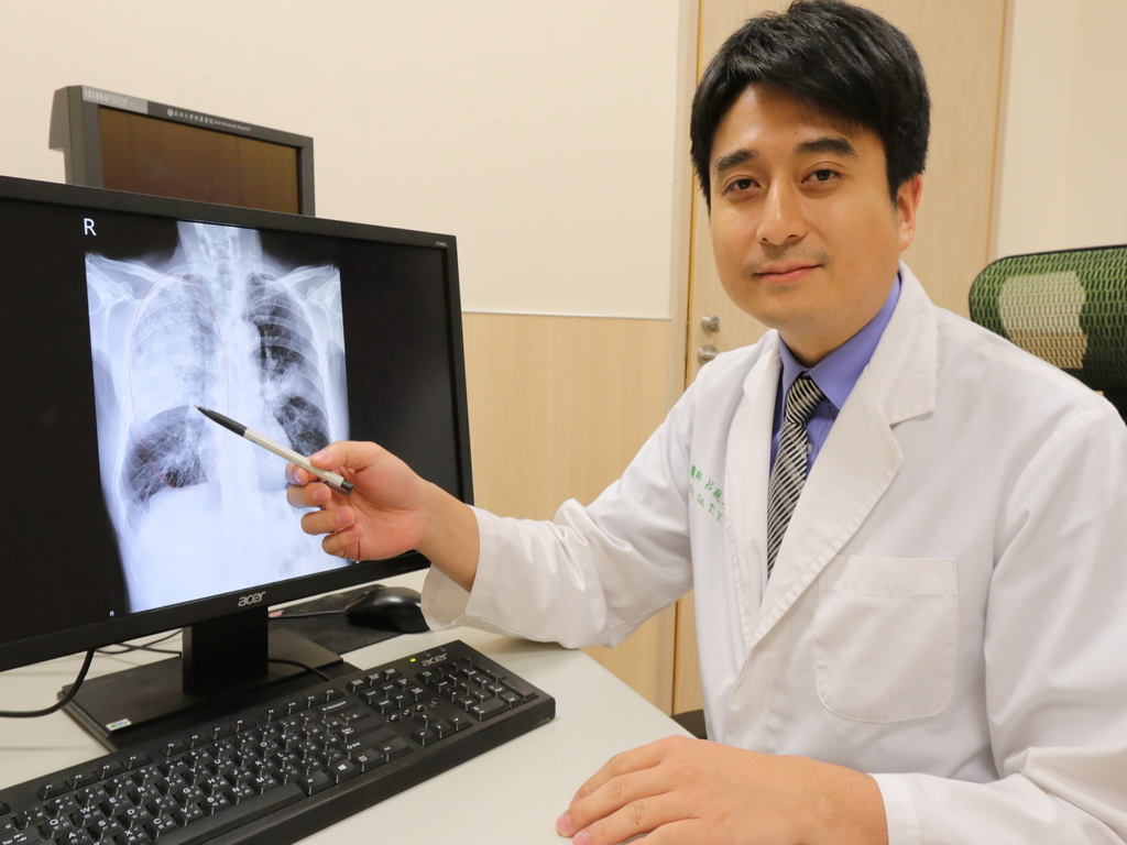 ▲醫生指著肺炎影像。 (圖／林重鎣攝2019.7.9)