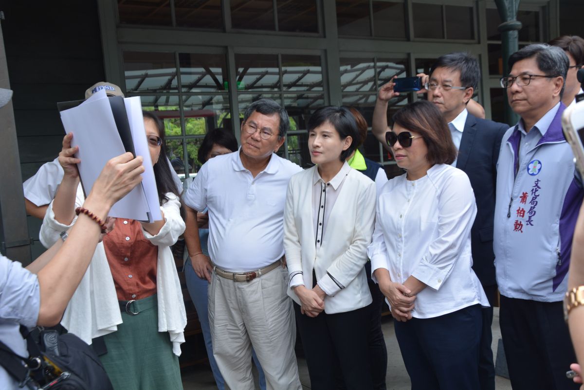 ▲鄭麗君部長及嘉義市長黃敏惠、立委陳明文等幾位於北門驛聽取簡報。（圖／記者郭政隆攝影2019.7.9）