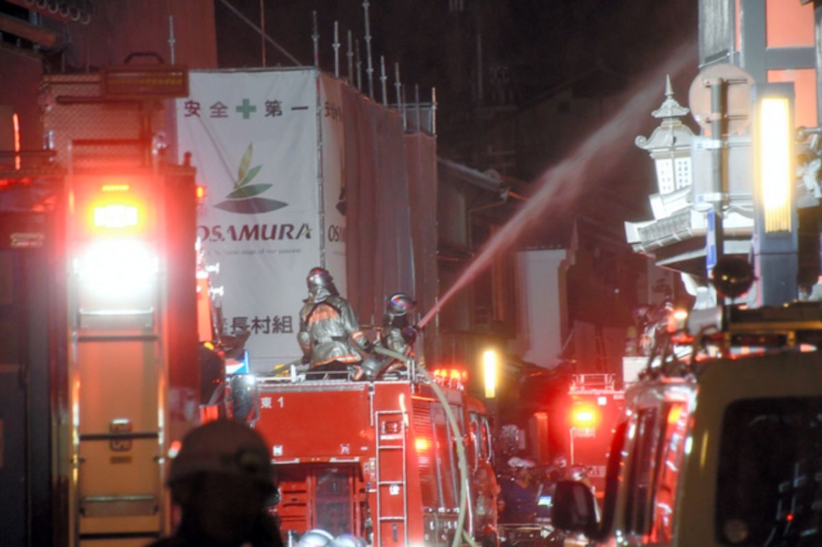 ▲日本京都知名景點花見小路8日晚間發生大火。（圖／翻攝朝日新聞網）