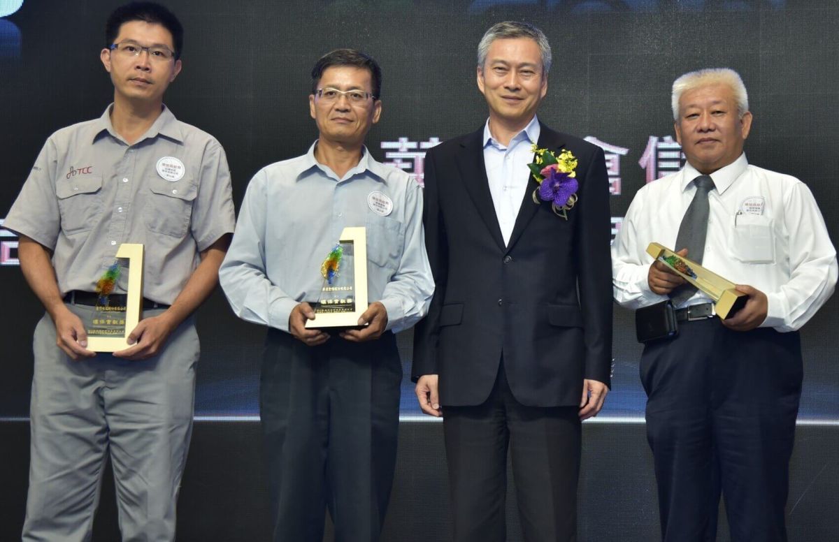 ▲高雄地區航港各界歡慶第65屆航海節，由航海節高雄區慶祝大會籌備會主任委員陳劭良(右2)主持，並頒發環保貢獻獎、特殊貢獻獎、模範航港從業人員、體育聯誼競賽等獎項，以資鼓勵。(圖／記者黃謝美蘭攝) 