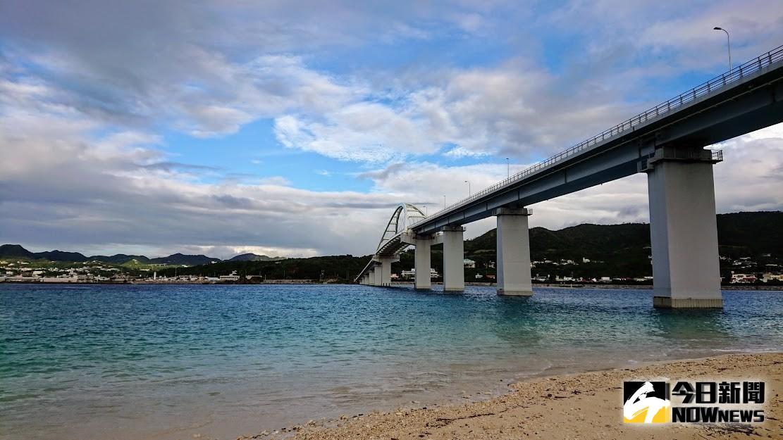 ▲台灣男子為救起遭海浪捲走的女兒，不幸在沖繩罹難。（圖／張志康拍攝）