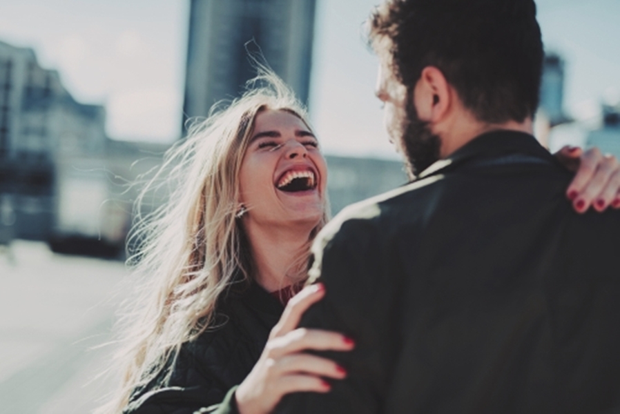 ▲以下這些日常時妳信手拈來的句子，可能妳說的時候未必有別的企圖，但對男人來說威力不亞於情話。（圖／shutterstock）