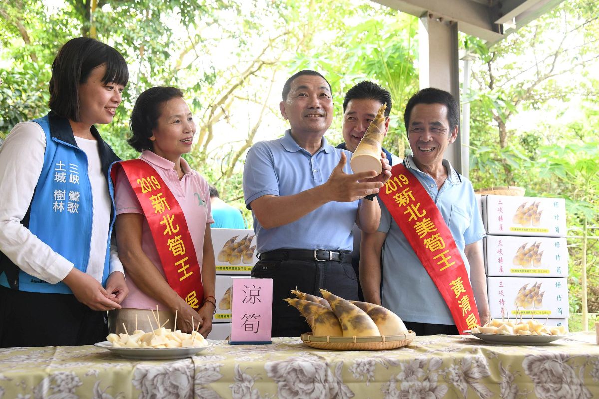 ▲新北市長侯友宜今(9)日訪視青果合作社三峽綠竹筍集貨場，鼓勵民眾多消費吃好筍。（圖／新北市農業局提供）