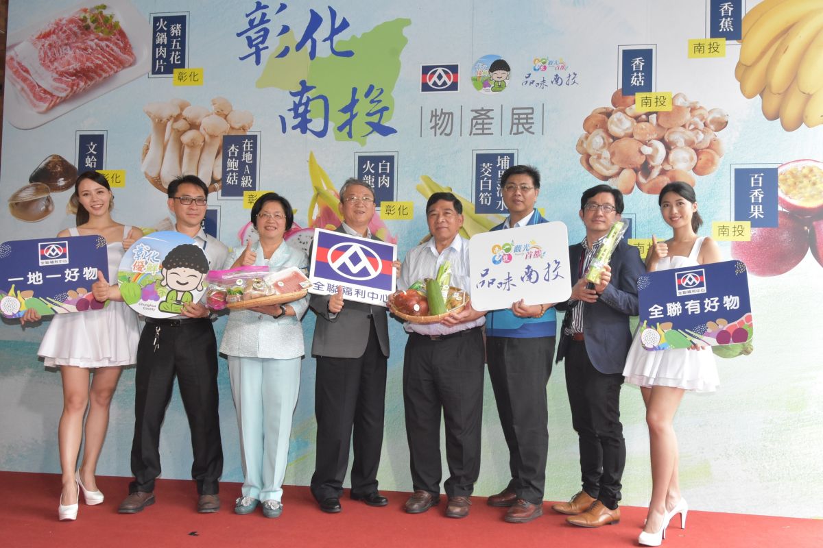 ▲王惠美充當行銷大使，攜帶40多款「彰化優鮮」蔬果和農漁牧加工肉品上架舖貨。（圖／記者陳雅芳攝，2019.07.09）