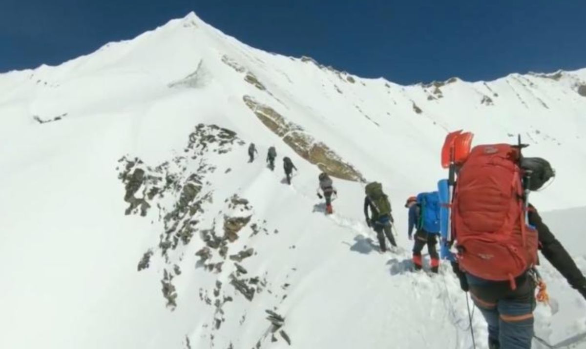 ▲8名登山客在試圖攀登楠達德維山時，遭遇雪崩不幸遇難。（圖／翻攝推特）