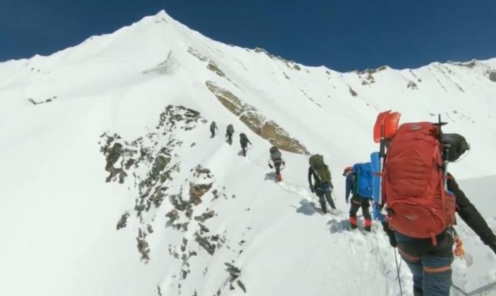▲8名登山客在試圖攀登楠達德維山時，遭遇雪崩不幸遇難。（圖／翻攝推特）