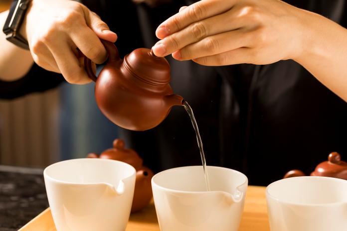 ▲茶葉的部分精選 3 款台灣特色茶種，包含阿里山烏龍、白毫茉莉與鐵觀音，由台灣知名茶品牌「京盛宇」派駐資深茶藝師桌邊沖泡。（圖／ CÉ LA VI Taipei 提供）