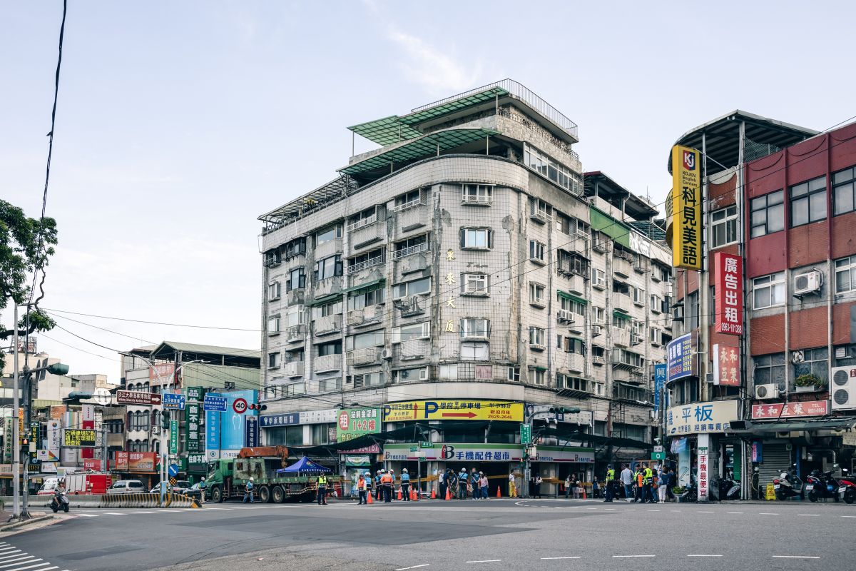 ▲加速推動都更，新北市都市更新權利變換實施者申請拆除或遷移土地改良物辦法草案，最快7月底實施，圖為淡水海砂屋東來大廈，已由公權力介入斷水斷電。（圖／新北市都更處提供）