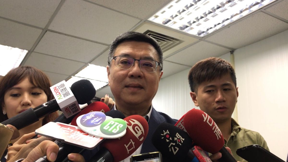 民進黨中執會10日討論立委選局布局事宜，並將通過成立不分區提名員會，引發外界關心前行政院長賴清德近況，對此，卓榮泰受訪時表示，訪美前他曾與賴清德通過電話。（圖／記者林人芳攝，2019,07,10)