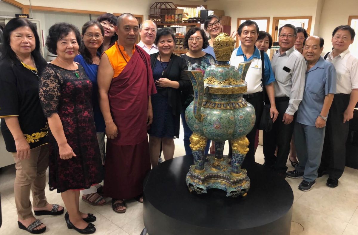 ▲西藏喇嘛索亞師父(前排左3)到高雄市苓雅區大器內蘊文創藝術公司參訪，由該公司董事長陳麗卿(前排左4)接待，並參觀該公司所典藏的帝宮寶藏，對於所典藏的中華古文物藝術品豐富，留下深刻印象。(圖／記者黃謝美蘭攝，2019.07.10)