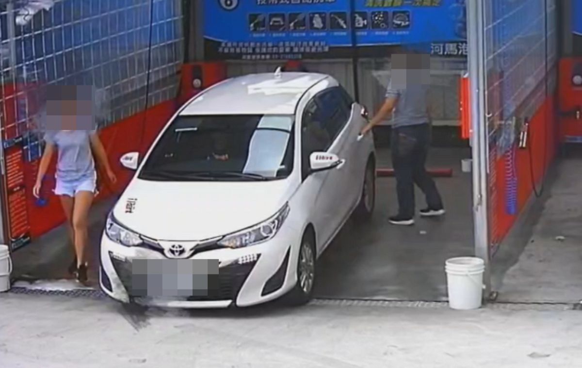 ▲兩位民眾在自助洗車場練車的畫面，監視器全都錄下。（圖／翻攝河馬泡泡自助洗車臉書）