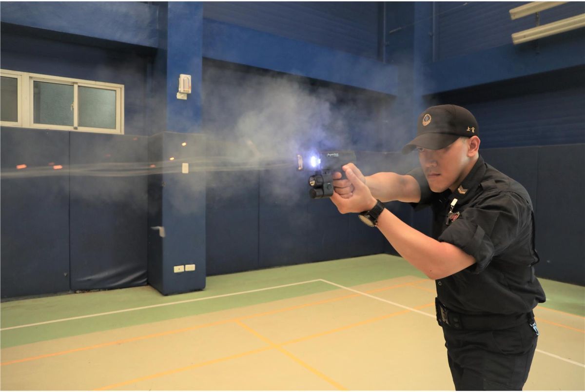 ▲負責總統官邸維安的憲兵332營官兵，操作配掛拋射式電擊器。（圖／青年日報提供）