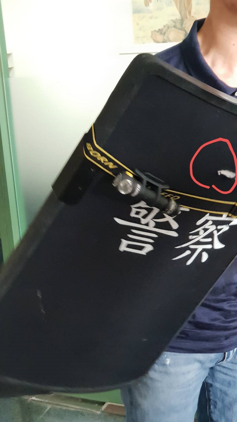 ▲槍擊犯陳宏宗第一時間即開槍襲警，子彈打中警方盾牌上（圖／警方提供）