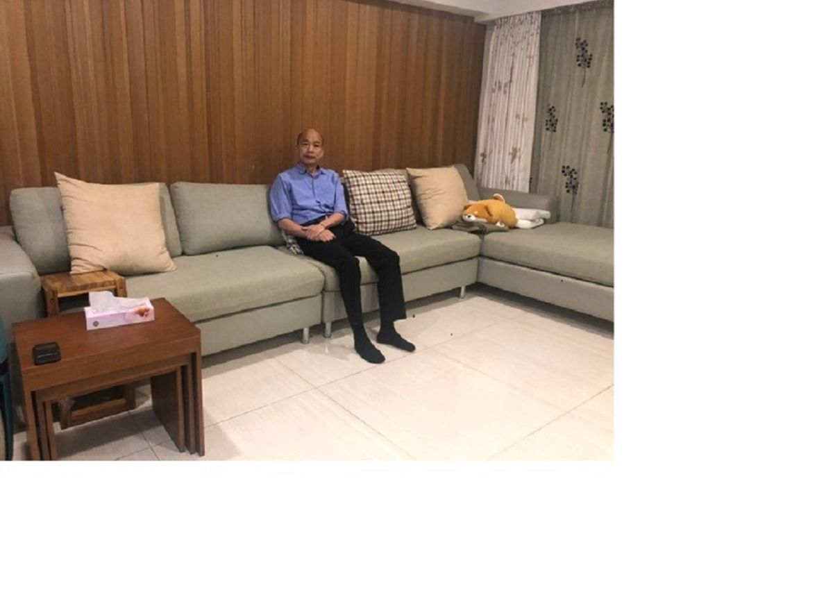 高雄市府提供韓國瑜租屋處照片，韓表示這對他來說，只是吃飯睡覺的地方，休息完就繼續工作，生活十分簡單。 (圖/高雄市府提供)