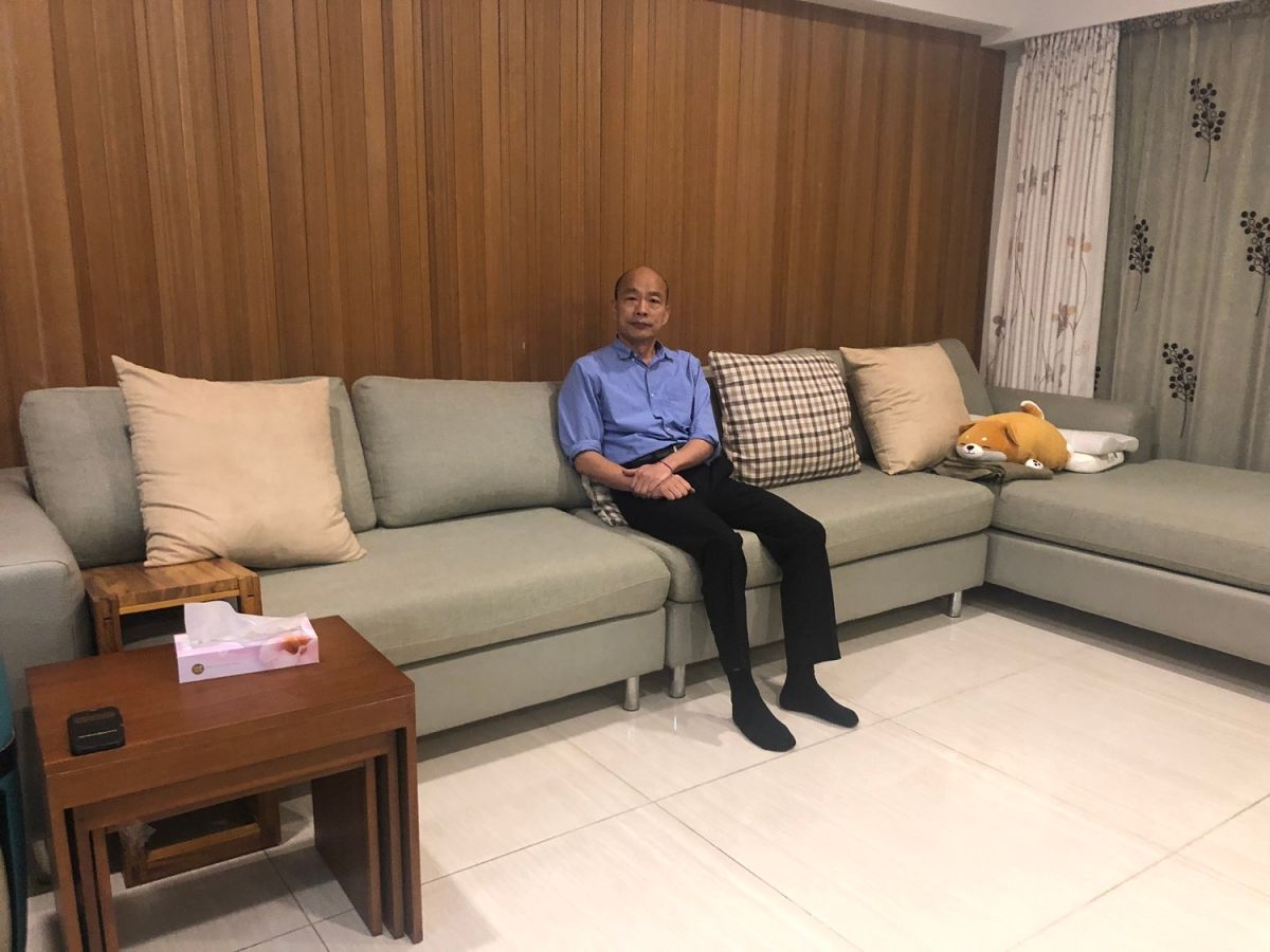 ▲高雄市長韓國瑜租屋處曝光後，今天進一步公開部分室內空間照片，照片裡的家具多是房東提供，只有電動按摩椅、書桌椅是他自己的。(圖／高市府提供)