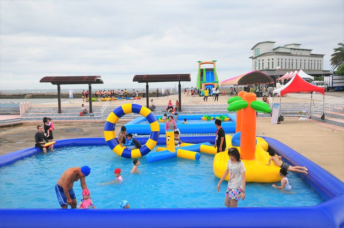 ▲澎湖海洋派對嘉年華率先登場的是「菊島水樂園」，它結合海上體驗及陸上親子戲水設施，打造觀音亭園區成為水上樂園。（圖／記者張塵攝，2019.07.10）