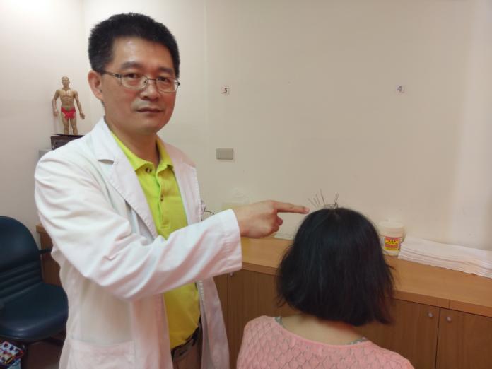 ▲中醫師林煥欽指出患者當初落髮位置。（圖／豐原醫院提供）