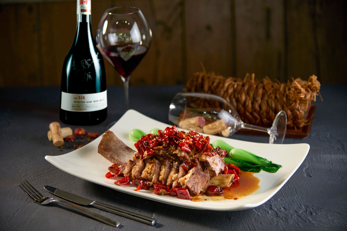 ▲主菜川椒稻香西施牛搭配PENFOLDS LOT. 518葡萄酒相得益彰。(圖／SHIN PUYUAN 新葡苑四十六提供)
