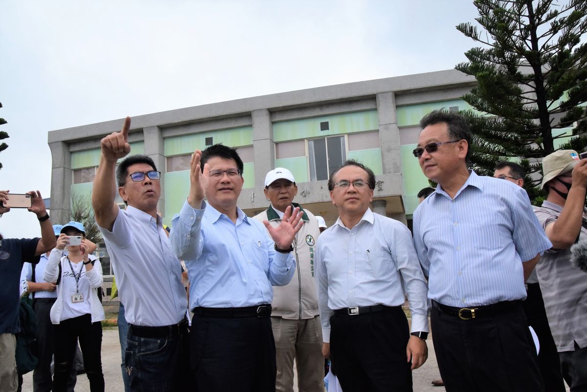 ▲交通部長林佳龍在立委楊曜、澎湖縣長賴峰偉等人陪同下視察澎湖交通建設，他允諾全力支持中正、永安橋改建，與跨海大橋改建之可行性評估經費補助。（圖／記者張塵攝，2019.07.10）