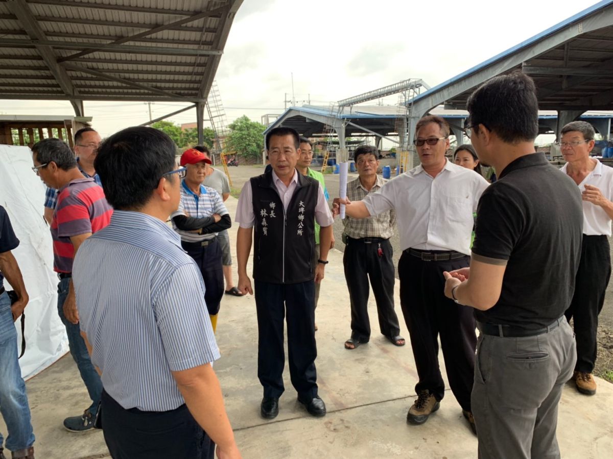 ▲醃漬酸菜業者為租約到期後將不再續租問題向立委劉建國陳情。（圖／記者蘇榮泉攝，2019.07.10）