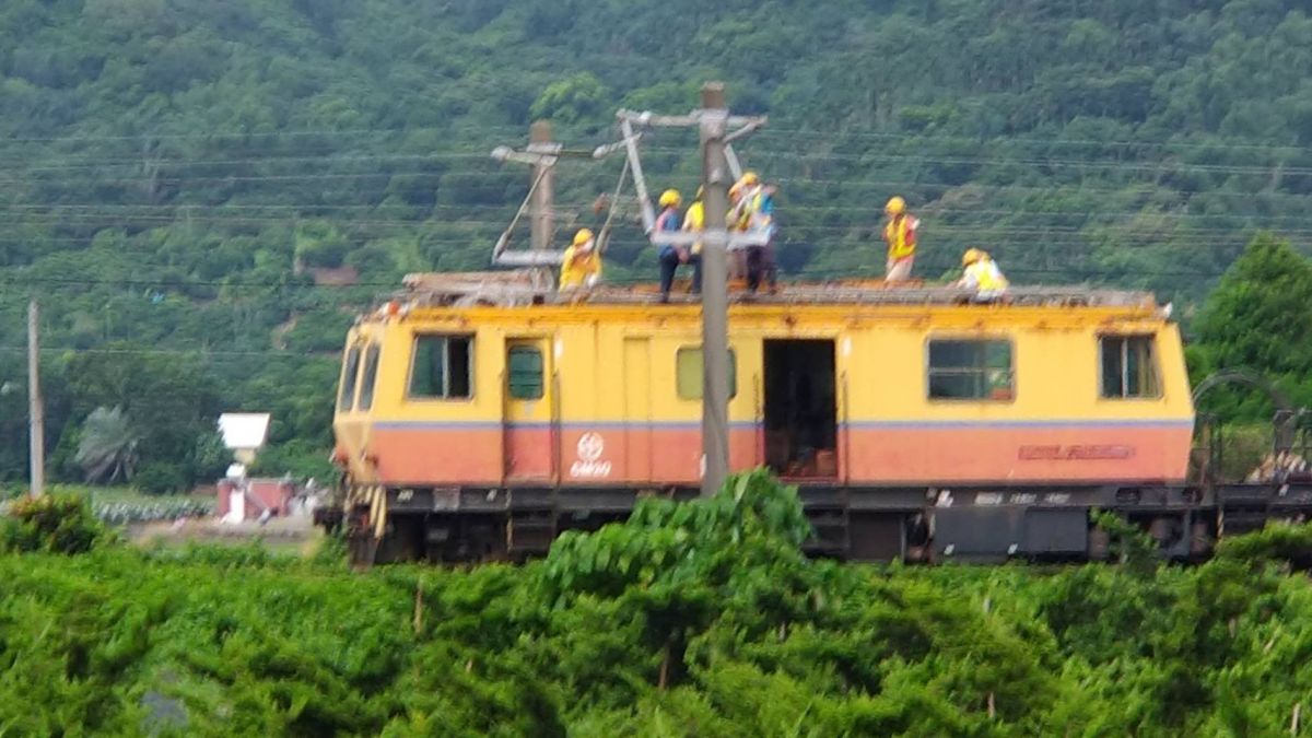 ▲田中鎮午後颳起一股呼呼響的龍捲風，一片緊鄰鐵道的竹林被強風吹得彎腰猛，竹梢打中鐵道高壓電線，瞬間斷電，造成台鐵西部縱貫線列車嚴重誤點。（圖／記者陳雅芳翻攝，2019.07.10）