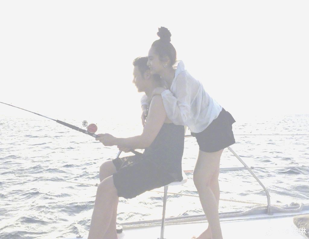 ▲把合照調亮一點，可以瞧見楊丞琳（右）、李榮浩幸福的表情。（圖／翻攝楊丞琳微博）