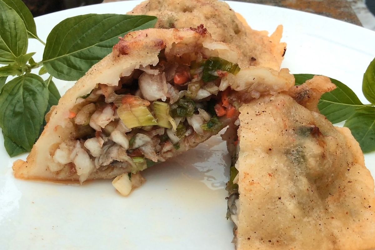 ▲蚵嗲外皮炸的金黃酥脆，內餡鮮美可口。（圖／蔡若喬攝）