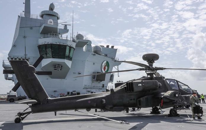 ▲英國陸軍AH-64D阿帕契直升機降落在伊莉莎白女王號航艦。（圖／英國皇家海軍）