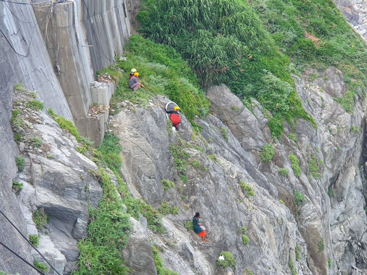 ▲一名外籍女學生因感情不睦坐在蘇花公路懸崖邊，警、消及岸巡都前往進行救援，在長達18小時後，終於將人救起，結束這場鬧劇。（圖／警消提供）
