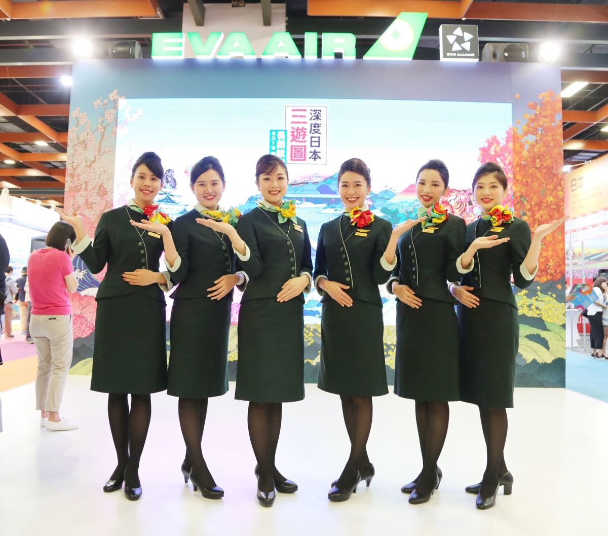 ▲在光鮮亮麗的外面下，其實空服員的勞動條件，卻是鮮為人知的險惡。（圖／翻攝自長榮航空臉書專頁）