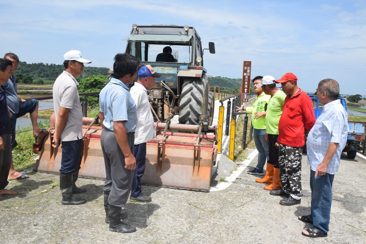 ▲議員施志昌邀集當地農民與市府相關單位會勘，農機具無法進出。 (圖／施志昌提供2019.7.11)