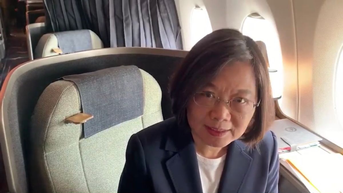 總統蔡英文11日中午出訪加勒比海4友邦，展開12天的「自由民主永續之旅」的國是訪問；出訪前蔡英文不忘在飛機上，交派限時任務，希望能大家能努力完成任務。（圖／翻攝自蔡英文臉書）