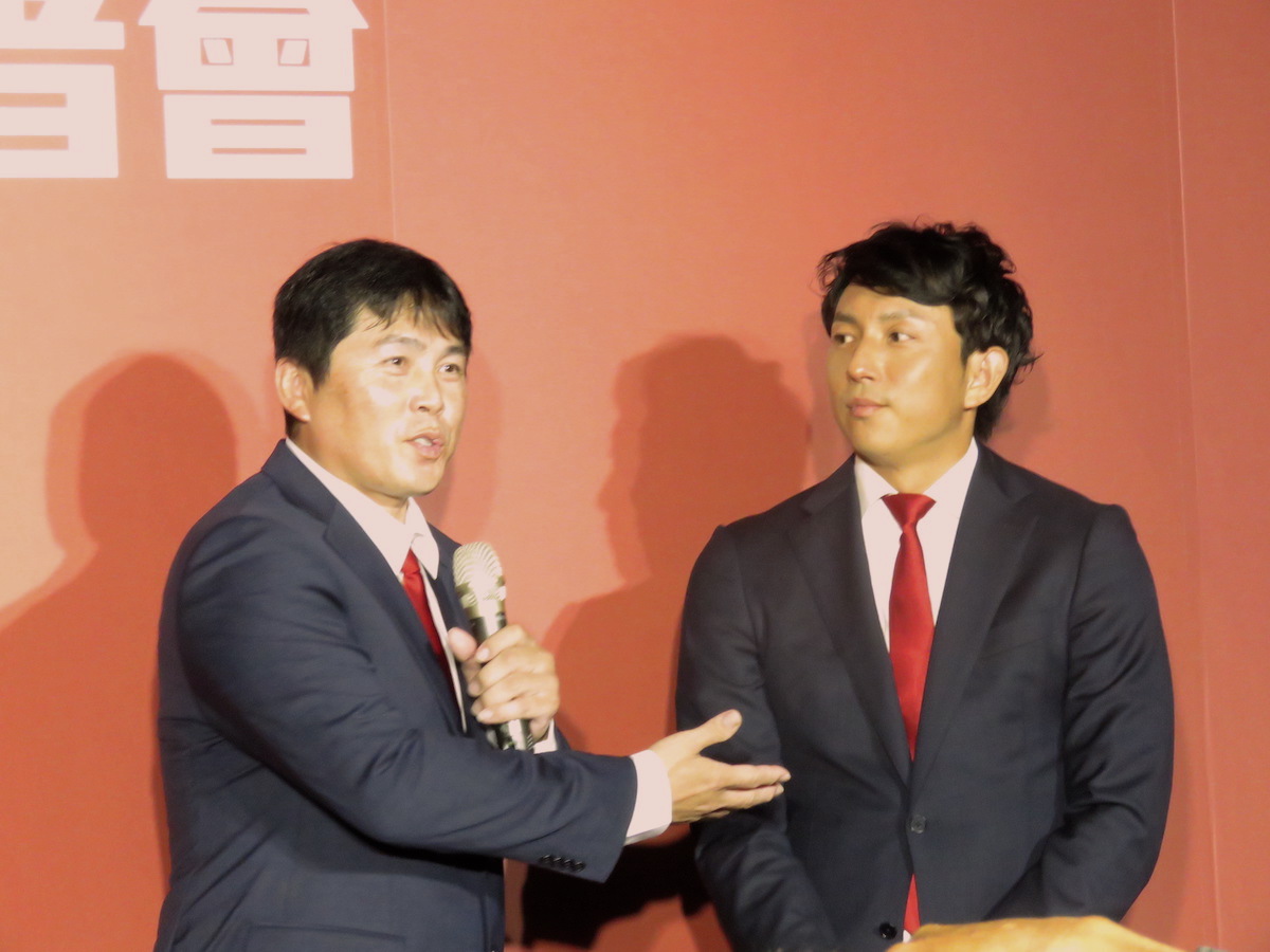 球星川崎宗則(右)客座味全龍教練（圖／劉祐廷攝）