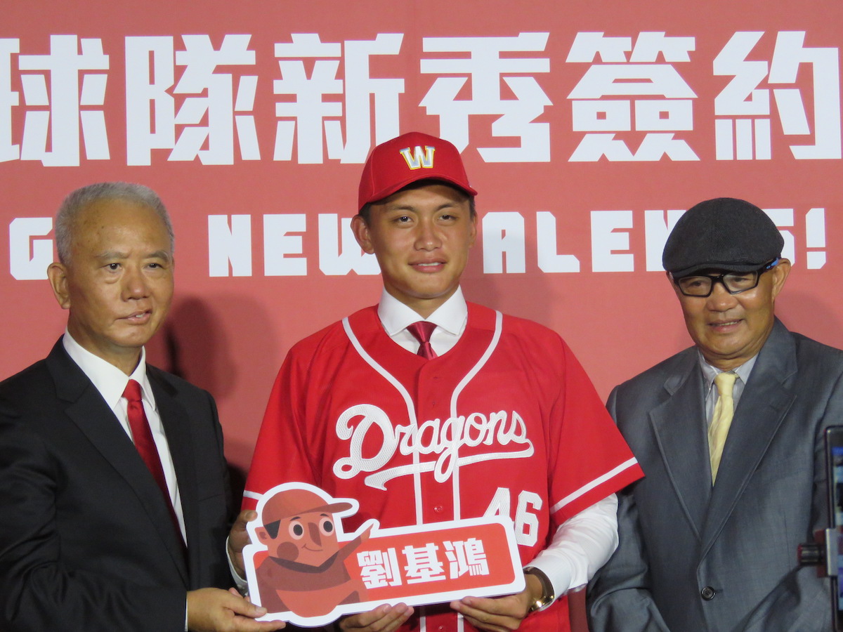 味全龍狀元劉基鴻穿上46號球衣。（圖／記者劉祐廷攝）