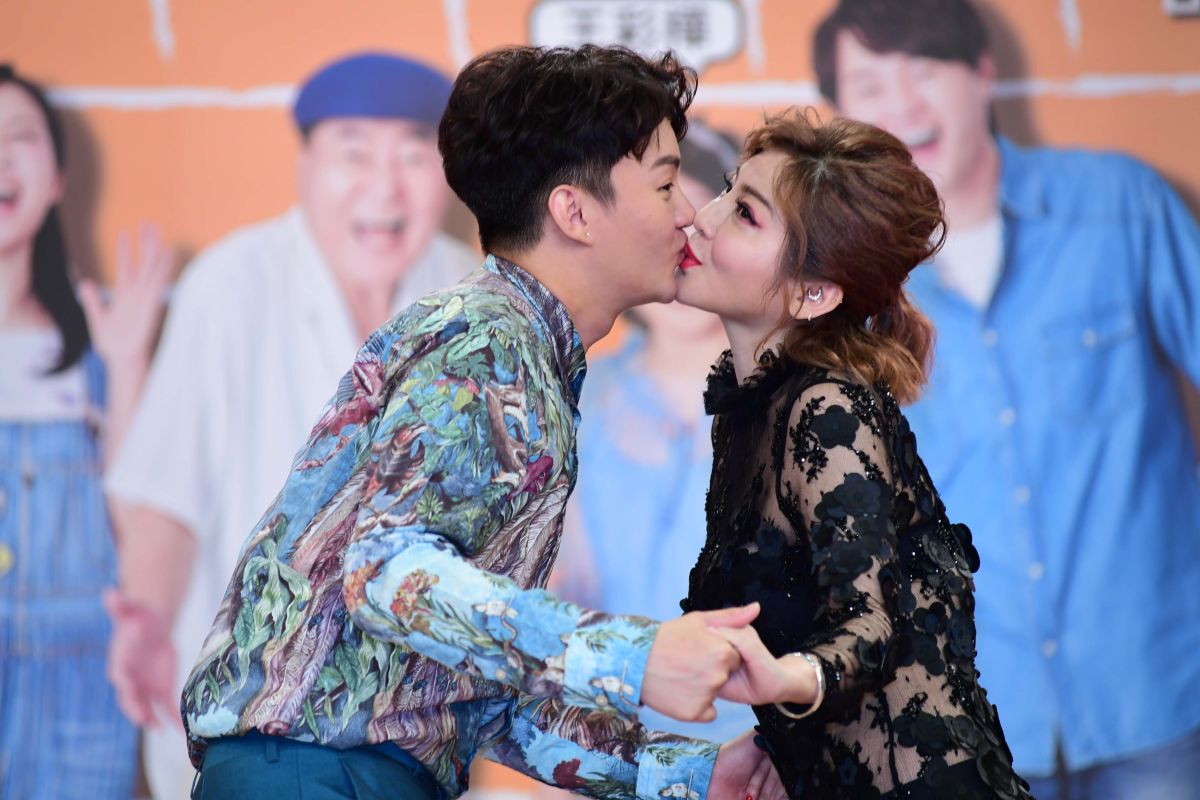 ▲王彩樺記者會上獻吻兒子許富凱。（圖／華試提供）