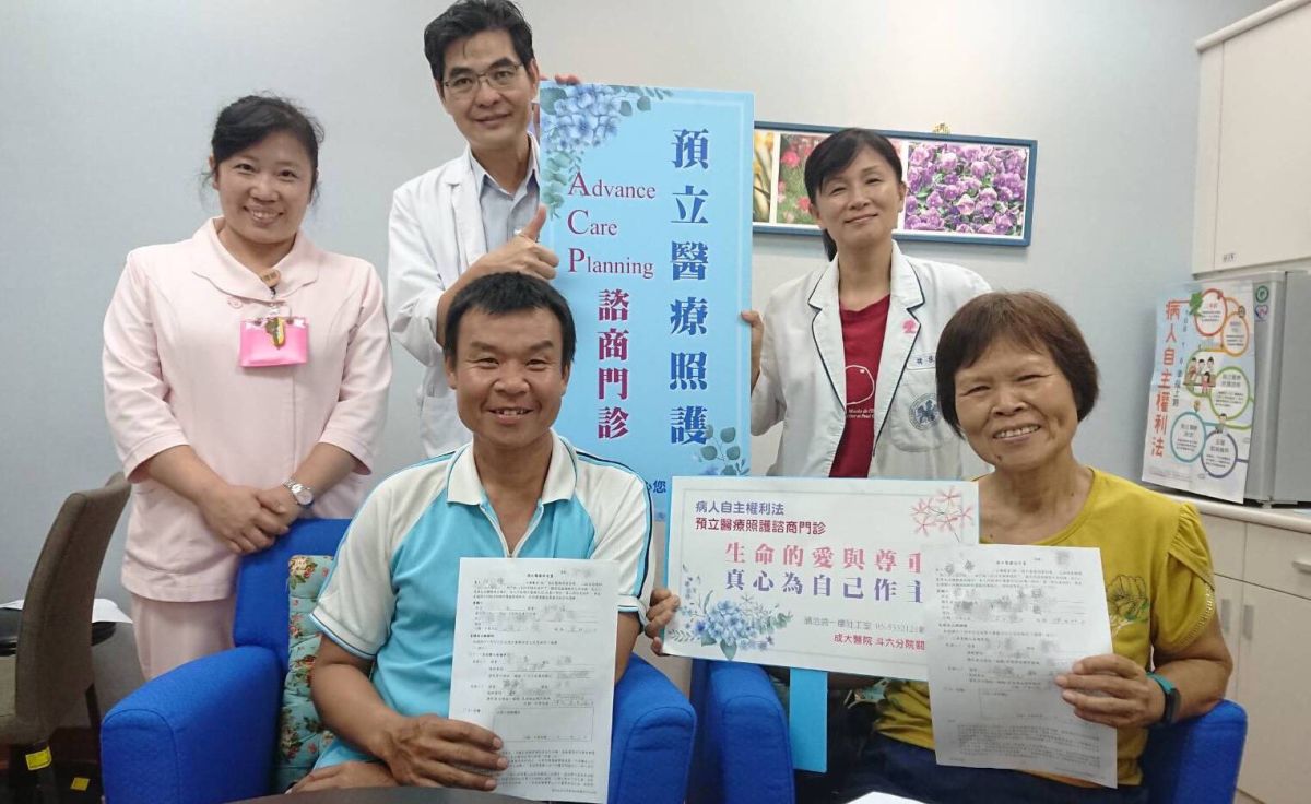 ▲安寧團隊林鵬展主任及褚秋華社工師率先簽署預立醫療決定書。（圖／記者蘇榮泉攝，2019.07.11）