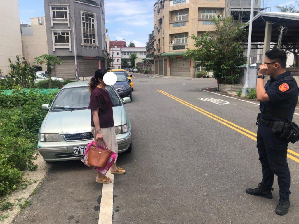 ▲原來是沈女記錯車輛停放位置，沈女向警員表示抱歉及感謝協助。（圖／記者蘇榮泉攝，2019.07.11）