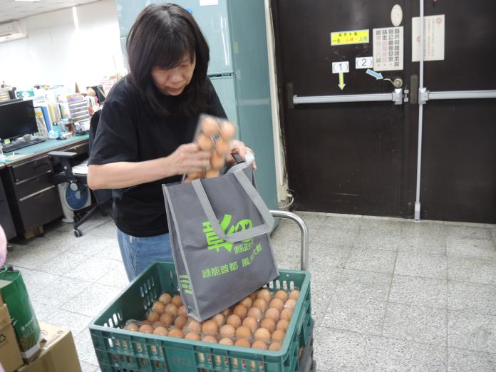▲農業處員工發起團購雞蛋，鼓勵大家都吃雞蛋。（圖／記者陳雅芳攝，2019.07.11）