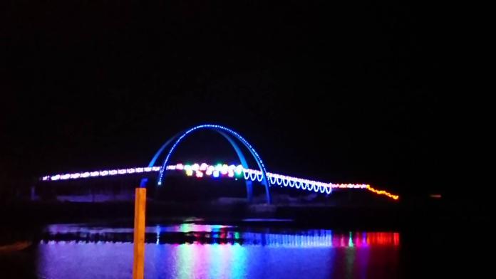 ▲王功漁火節-王者之弓橋在LED燈點綴下的夜景。（圖／記者陳雅芳攝，2019.07.11）