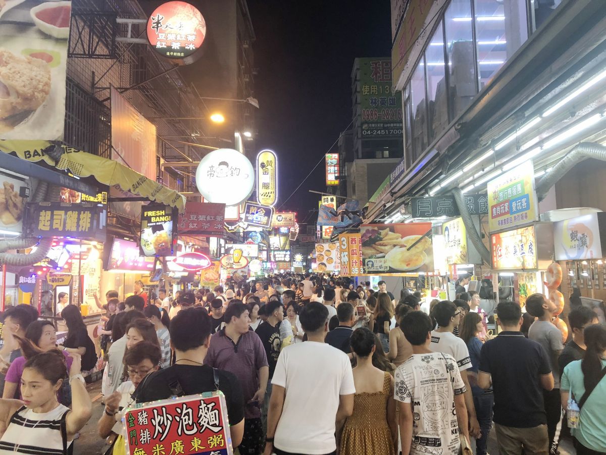 ▲民調發現全台民眾心目中的夜市人氣王由逢甲夜市奪冠！逢甲商圈以逢甲夜市為核心，是台中最熱鬧的觀光景點之一。（圖／NOWnews資料照片）