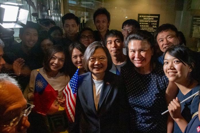 總統蔡英文「自由民主永續之旅」11日過境美國紐約，上百名僑胞到場歡迎，這是台灣總統首次在美公開行程。（圖／總統府提供）