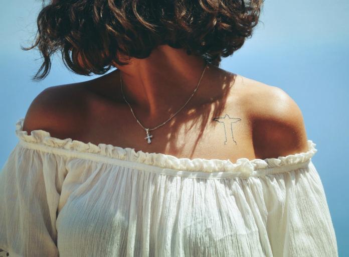 ▲原 PO 好奇詢問網友們，是否覺得女孩「胸前刺青」有吸睛效果，會讓人想多看幾眼，貼文立刻引發熱議，更釣出許多老江湖一語道破盲點。（示意圖／翻攝自 Pixabay ）