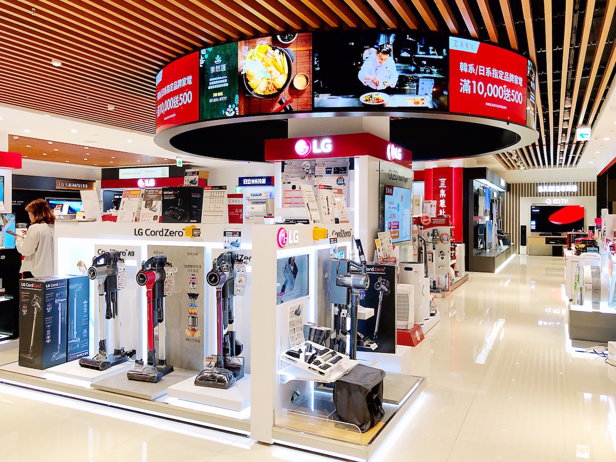 ▲集雅社櫃位在全台各大百貨公司內，斥資打造時尚、寬敞的購物空間。（圖／記者陳美嘉攝）