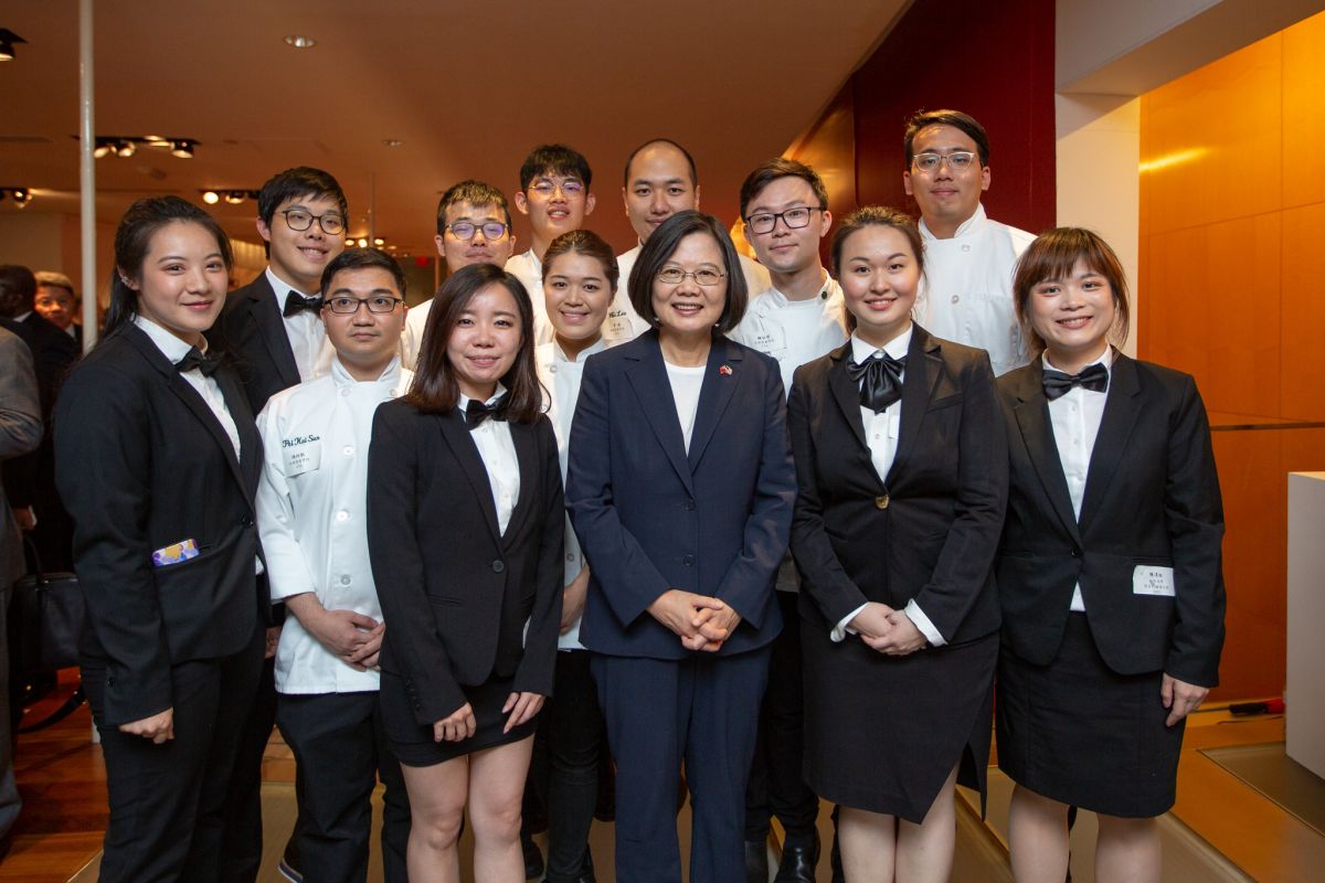 總統蔡英文出訪加勒比海友邦，美東時間11日首站過境美國紐約，受到美方高規格接待，並出席與友邦駐聯合國常任代表的歡迎酒會。（圖／總統府提供）