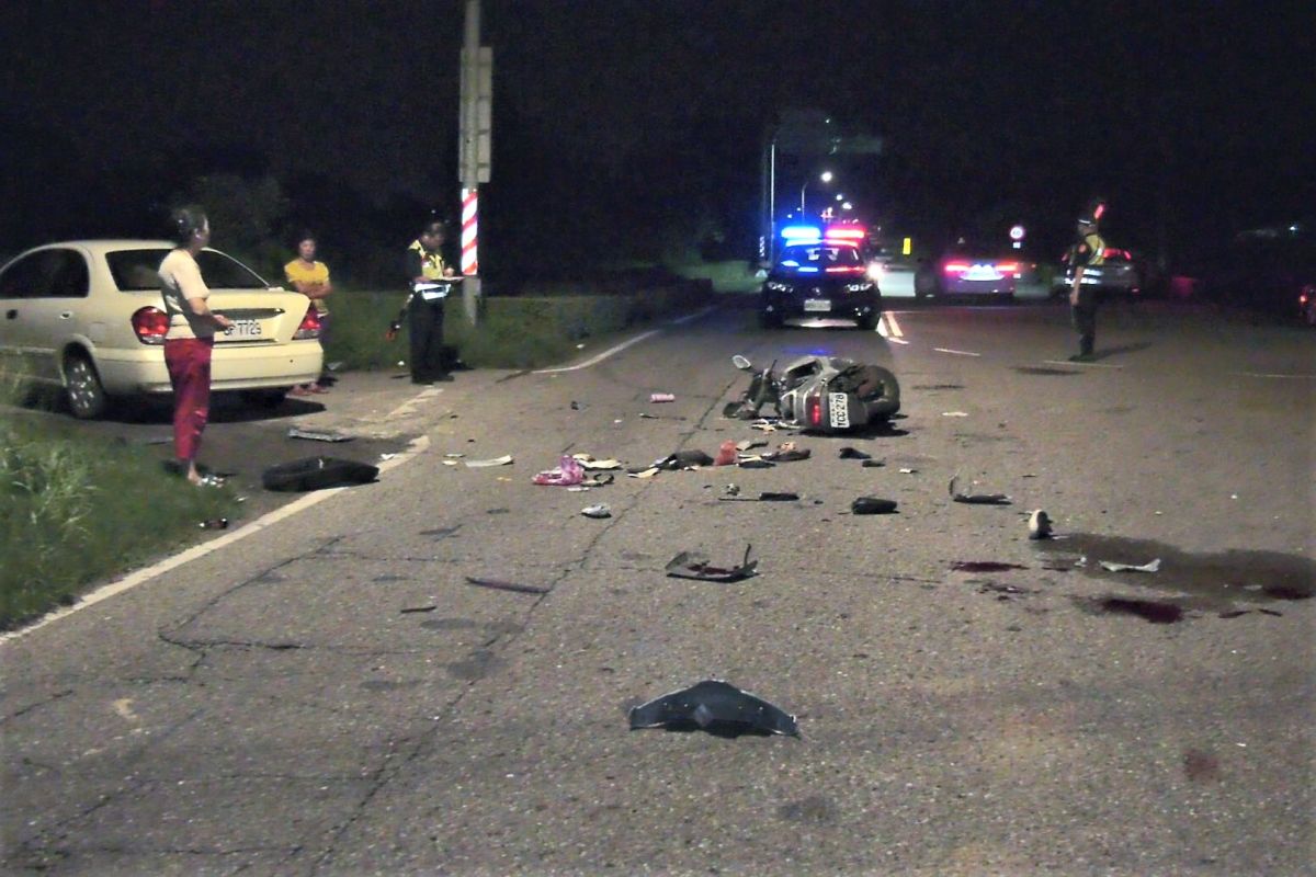 ▲金門環島北路發生汽、機車對撞交通事故，疑轉變車未禮讓直行車所致。（圖／蔡若喬翻攝）