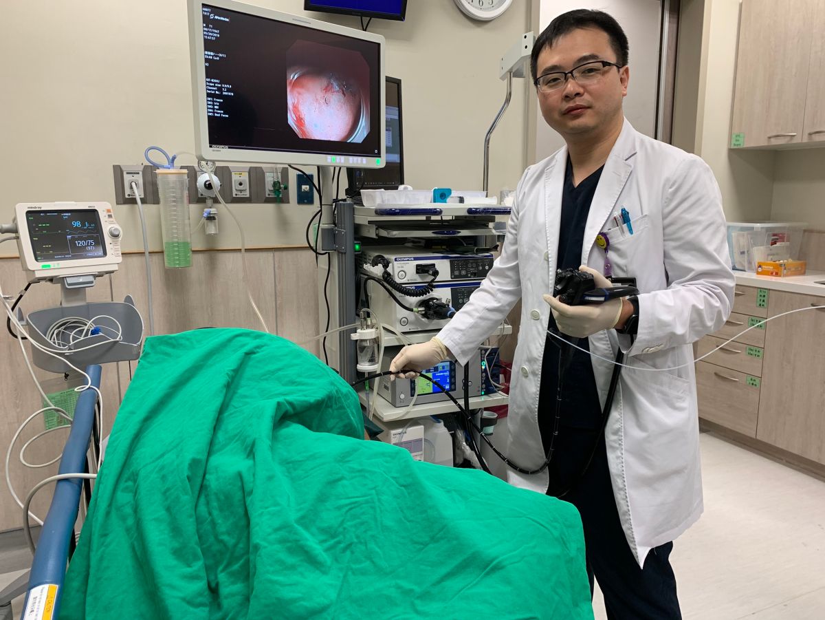 ▲中醫大學新竹附醫消化科醫師范峻維以內視鏡黏膜下剝離術切除胃腺癌病灶，免去傷口、器官切除的痛苦。（圖／中醫大提供）