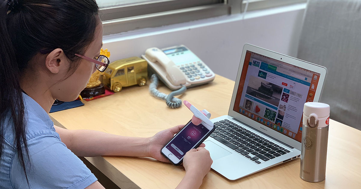 ▲拜科技所賜，透過專利技術僅以手機前鏡頭掃描排卵試片，就可從App得知尿液中的黃體激素濃度。（圖／安盛生科提供）