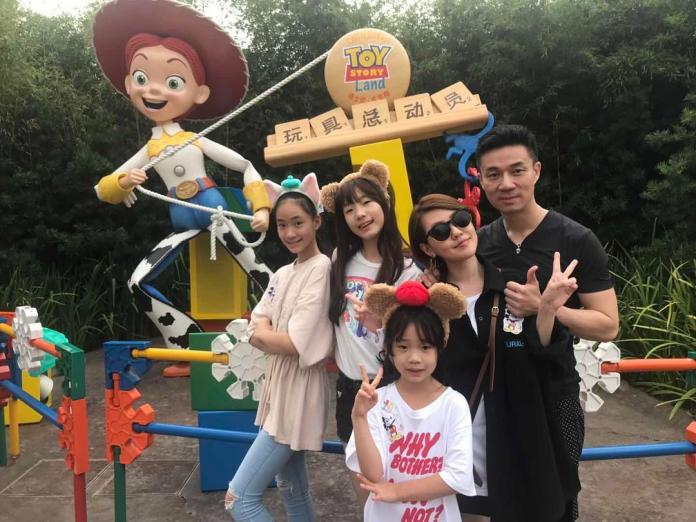 ▲小S曬出一家五口到上海迪士尼遊玩的全家福。（圖／ 徐熙娣IG）