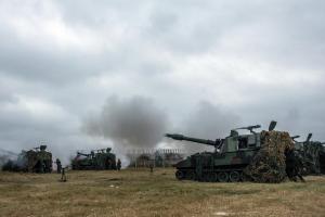 ▲國軍第五作戰區2019年1月17日清晨在台中大甲溪出海口實施聯合反登陸作戰操演，M109A2自走砲開火射擊。（圖／軍聞社提供）